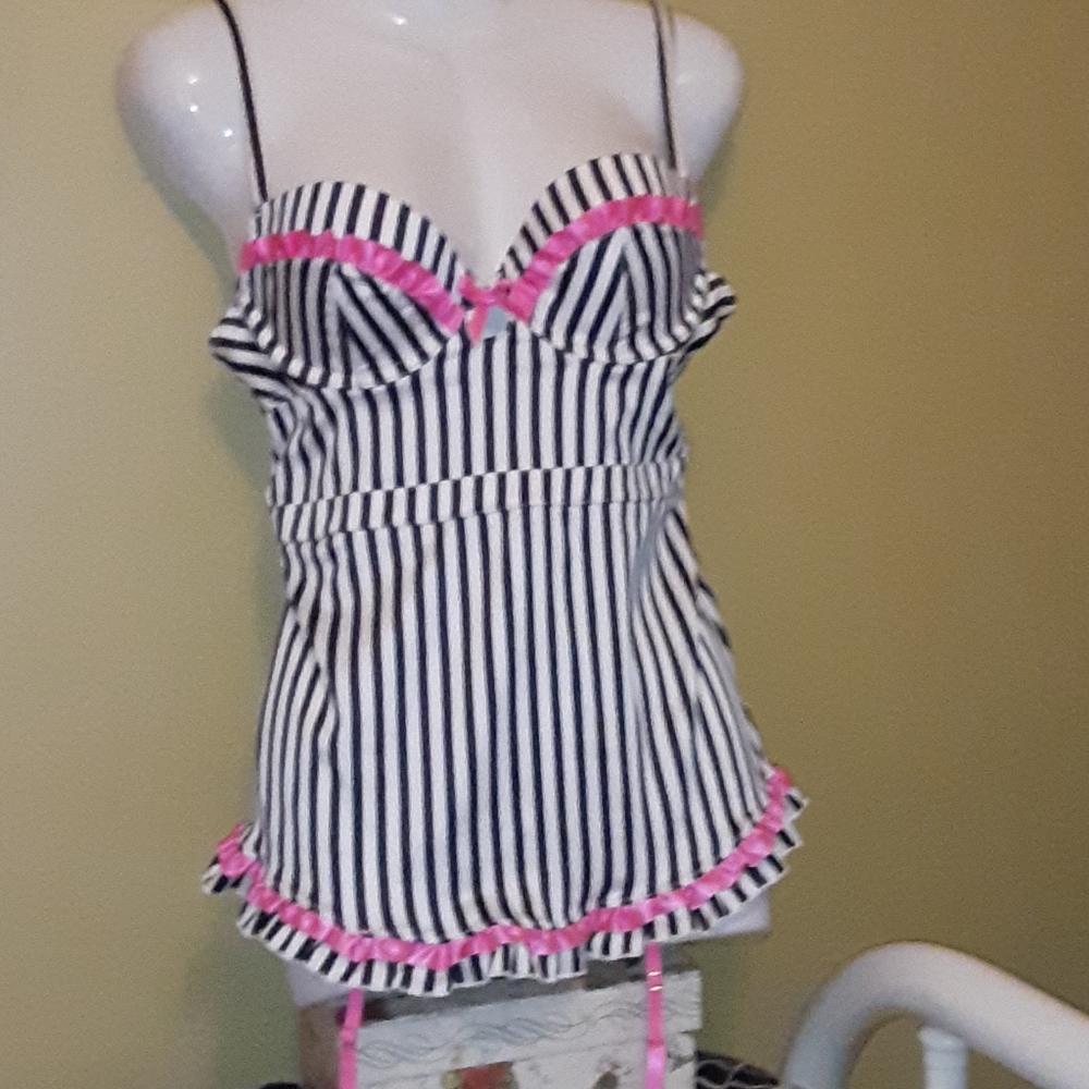 💋 Victoria's Closet slip w/ garter  straps